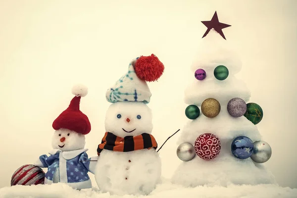 Yıldız ve topları ile Noel ağacı — Stok fotoğraf