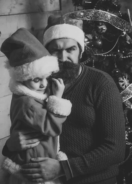 Різдвяний чоловік і маленька дівчинка читати книгу — стокове фото