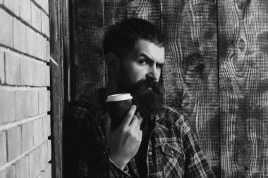 Adam köşede mavi plastik kap ile ayakta