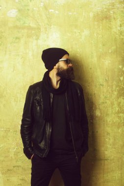 adam ciddi bir yüz ile.