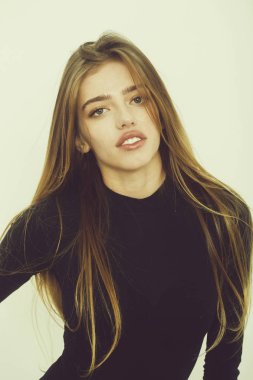 Siyah uzun sarı saçlı seksi güzel kız