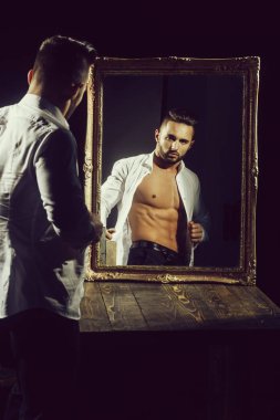 seksi atlet cesedin yanında vintage ayna ile kas maço adam