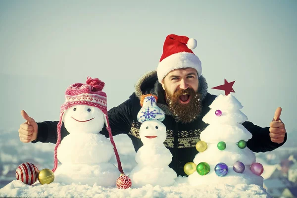 Noel Baba adam karlı heykeller elleriyle Yaşasın vererek