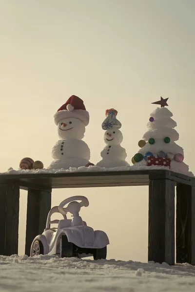 Sněhuláci a vánoční strom s cetky a krabičce — Stock fotografie