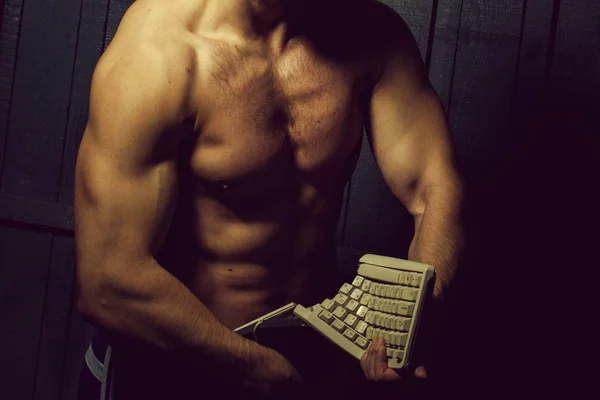 Homem quebra teclado — Fotografia de Stock