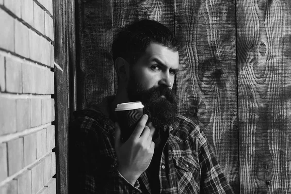 Adam köşede mavi plastik kap ile ayakta