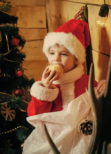 Weihnachtsmann-Kind am Weihnachtsbaum — Stockfoto