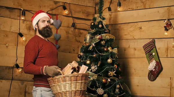 Hombre de Navidad con barba en la cara seria en la caja actual . —  Fotos de Stock