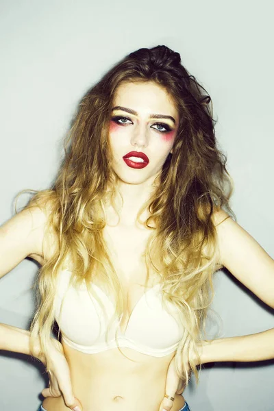 Sutyen sanat makyaj ile güzel kadın