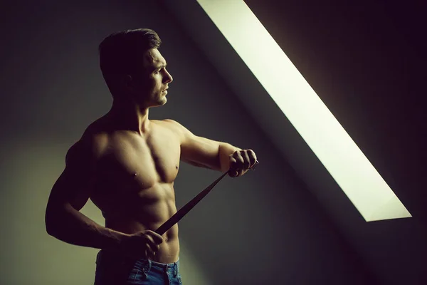 Sexy muskulöser Mann mit Gürtel — Stockfoto