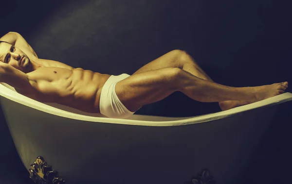 Мужчина лежит на ванне — стоковое фото