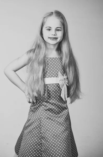 Olhar retrô e cabeleireiro, maquiagem. menina retro em vestido vermelho . — Fotografia de Stock