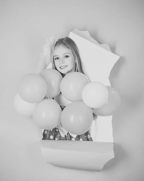 Klein meisje in partij jurk camera kijken met haar roze ballon — Stockfoto