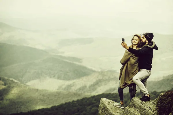 Νεαρό ζευγάρι να selfie — Φωτογραφία Αρχείου