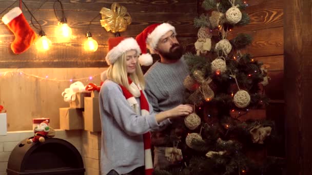 Ευτυχισμένη οικογένεια Διακοσμήστε χριστουγεννιάτικο δέντρο. Καλά Χριστούγεννα και Ευτυχισμένο το νέο έτος. Δώρα κάτω από το χριστουγεννιάτικο δέντρο. Ζευγάρι γιορτάζει το νέο έτος κόμμα. — Αρχείο Βίντεο