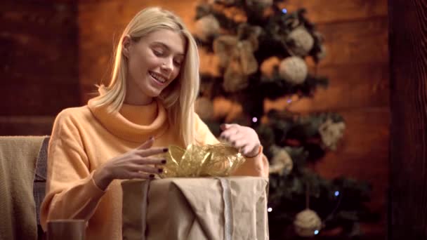 Emoções de presentes. Desejo-lhe um feliz Natal. Feliz Natal e Feliz Ano Novo. Menina santa com presente . — Vídeo de Stock