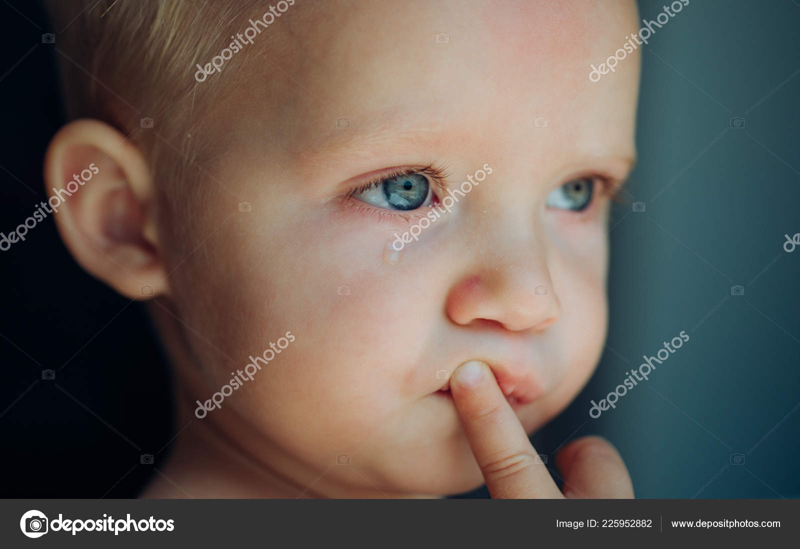 C Est Un Bebe Qui Pleure Le Petit Bebe Pleure Bebe Avec Larme Qui Roule Sur Sa Joue Petit Garcon Au Visage Triste Tristesse Image Libre De Droit Par Tverdohlib Com C