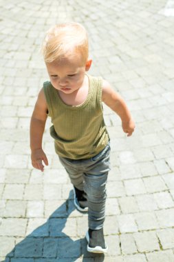 İyi çocuk bakımı vermek için güçlü olmak. Erkek bebek. Küçük bebek kreş üzerinde. Küçük bebek yürüme açık. Çocuk Sağlığı ve büyüme iyileştirilmesi. Duygusal ve fiziksel büyüme. Erken çocuk sağlık