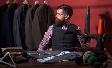 Ne tasarım daha iyi olur. iş elbise kodu. El yapımı. Retro ve modern atölye terzilik. mağaza ve moda showroom uygun. mekanizasyon dikiş. Sakallı adam terzi dikiş ceket. Mükemmel erkek