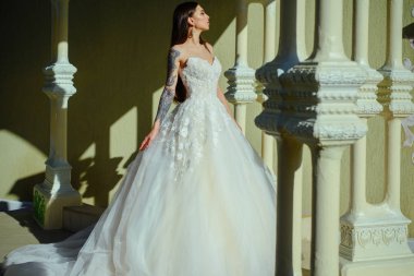 Şık düğün salonu gelin için bekliyor. kadın düğün için hazırlanıyor. Mutlu Gelin düğünden önce. Güzel gelinlik butik. Harika gelin kıyafeti. Mutlu an. Gelin olmak