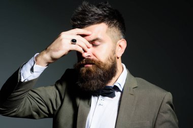 Bir moda iş çalışan bir kumarbaz kalbi alır. Kuaför dükkanı sakallı adam. İş aşınmaya uzun sakallı adam. Her zamanki gibi iş. Erkek moda. Çünkü salonları kızlar için Kuaför Salonu