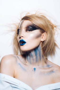 Kanlı ve korku Cadılar Bayramı. Seksi kız moda makyaj ile. Cadılar Bayramınız Kutlu Olsun. Makyaj kozmetik ve cilt bakımı. Güzellik salonu ve Kuaför. Gizem makyaj seksi kadınla. saç dökülmesi ve bakım