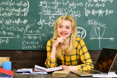 Öğrenciler çalışıyor gerçekten. Eğitim ve sınıf Üniversitesi'nde ders öğretmenden sınama öğrenci. Öğretmen bir en önemli nitelikleri sabır olduğunu söyleyecektir.