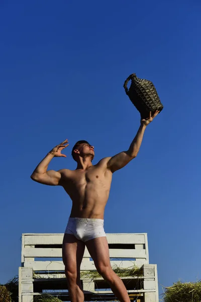 Passeio de degustação de vinhos. Homem atlético com corpo muscular relaxar no dia de verão. Homem musculoso com garrafa de vinho vintage se divertir no verão. Uma vindima é o ano em que as uvas foram colhidas — Fotografia de Stock