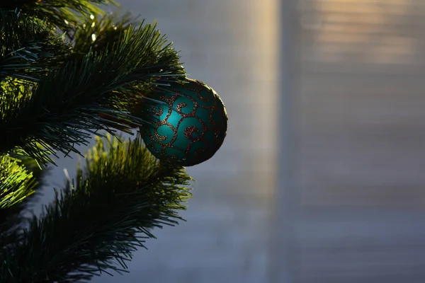 Hediyeler ve kutlama. Yeni Yılınız Kutlu Olsun. Noel kompozisyon. Xmas önce sabah. Süslü Noel ağacı. kopya alanı. Mutlu Noeller ve mutlu yeni yıl. Küçük Noel sihirli — Stok fotoğraf