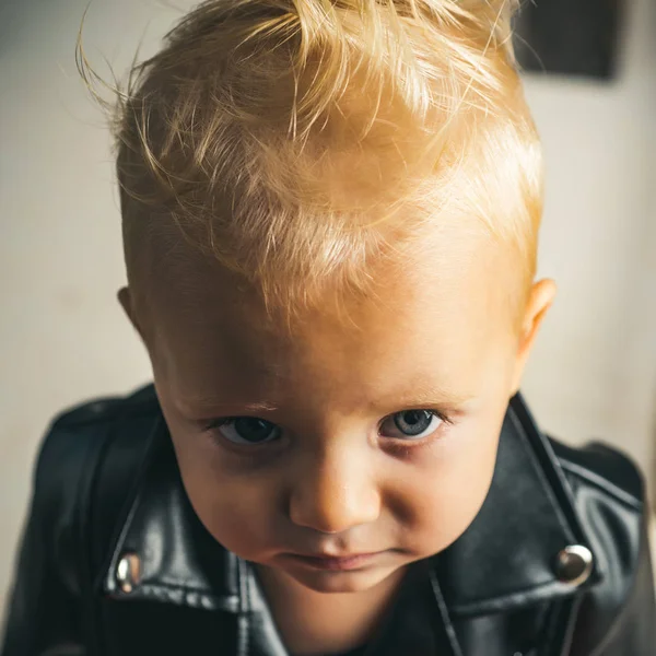 Rock and roll módní trend. Malá rocková hvězda. Dítě chlapec v rocker bundu. Rockový styl dítě. Rozkošné malé hudební fanoušek. Hudba pro děti. Pankáči není mrtvá — Stock fotografie