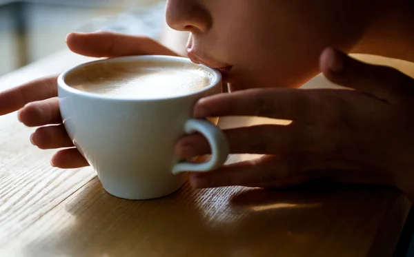 Дівчина пахне чашкою аромату кави. ідеальний ранок з найкращою кавою. свіжа ранкова кава з молоком та вершками. відпочити в кафе або кав'ярні і пити. Добрий початок ранку. Мій ранковий напій — стокове фото