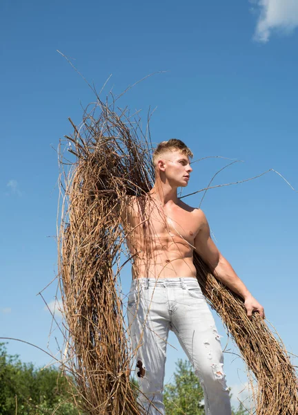 Hij kreeg de perfecte torso. Man ontwikkelen sterkte uitvoering van kreupelhout. Sport man met spierkracht. Sterke man met zes pack abs. Man van spier. Hij houdt van sport. — Stockfoto