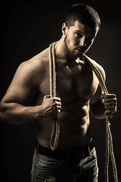 Hombre musculoso con cuerda — Foto de Stock