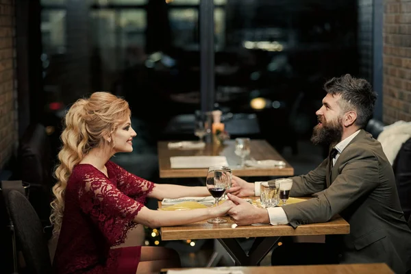 Pareja romántica citas en el pub por la noche — Foto de Stock