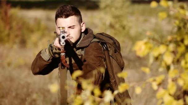 Hunter Target avec visée laser. Vue collimatante. Équipement de chasse et vêtements de chasse . — Video