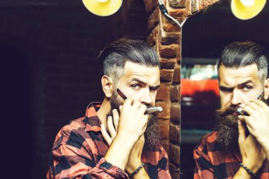 Aynanın yanında jileti olan adam.