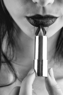 kırmızı gül ruj ile eller