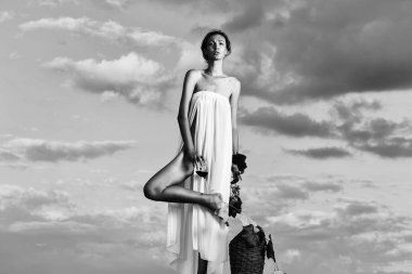 Gökyüzünde şarap şişesi olan güzel kız.