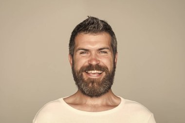 Adam ya da gri arka plan üzerinde sakallı adam.