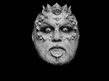 Canavar yüz beyaz göz korkutucu bakışla