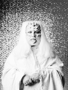 Adam gri sakal ve dragon skin ile