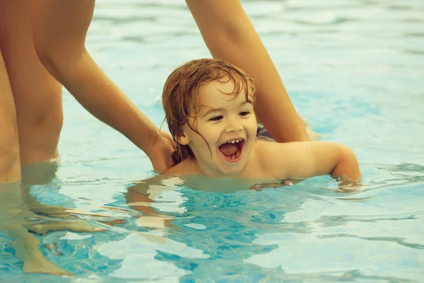 Lindo bebé niño aprende a nadar con las madres ayudan —  Fotos de Stock