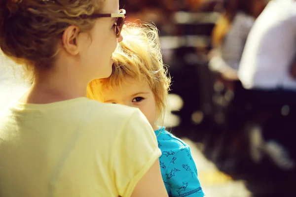 Mother holds son in street — Stock Photo, Image