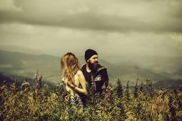 Романтична пара на вершині гори — стокове фото