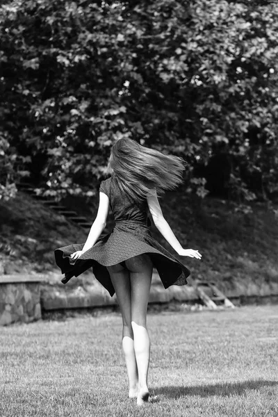 Atraktivní mladá dívka v námořnické šaty na trávníku — Stock fotografie