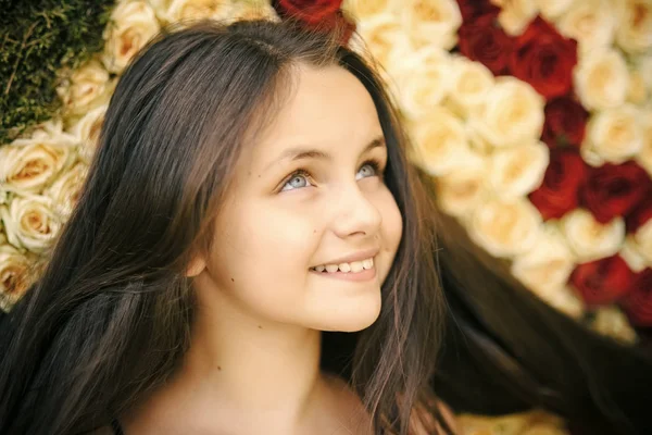 Дівчина посміхається з різнокольоровими трояндами, красою — стокове фото
