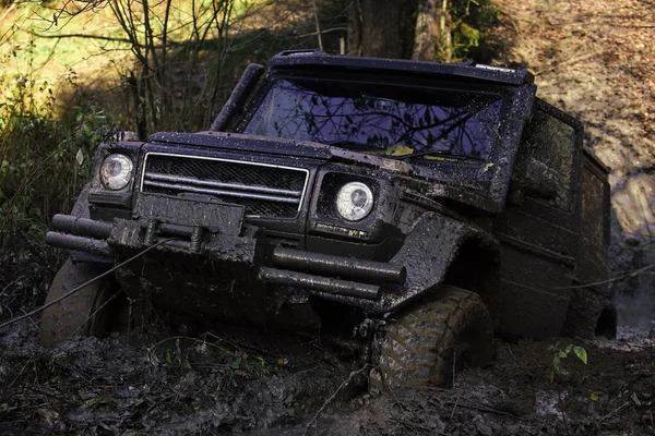 Crossover v nebezpečné situaci překonává překážky. 4 x 4 racing concept. — Stock fotografie