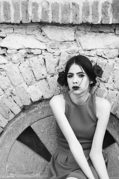 Chica flamenca con maquillaje de moda y flor rosa en el pelo —  Fotos de Stock