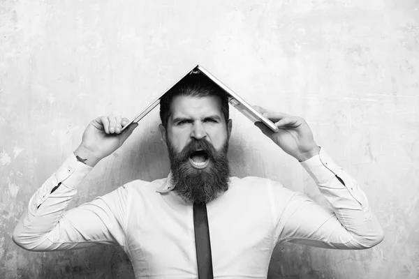 Homme ou hipster avec longue barbe tenir ordinateur portable — Photo