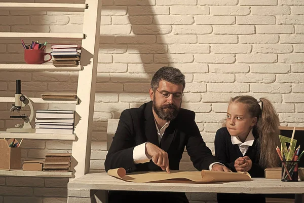 Aula y concepto de educación alternativa. Profesora y colegiala —  Fotos de Stock